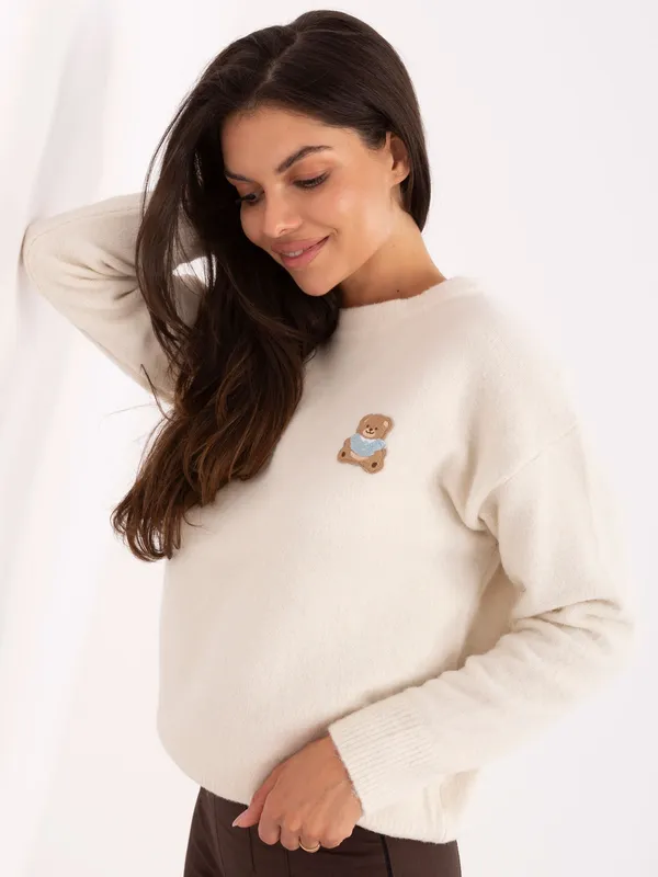 Casualowy sweter oversize z ozdobną aplikacją misia - widok 2