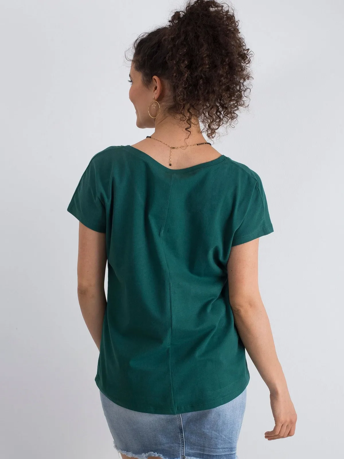 Klasyczny T-shirt z dekoltem w serek - zdjęcie 1