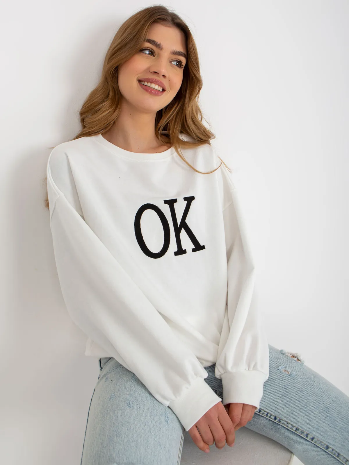 Szara luźna bluza oversize bez kaptura z haftem - zdjęcie 5