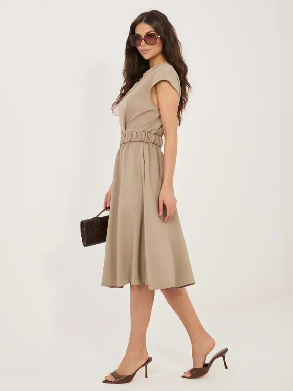 Elegancka sukienka midi z ozdobnym paskiem - widok 2