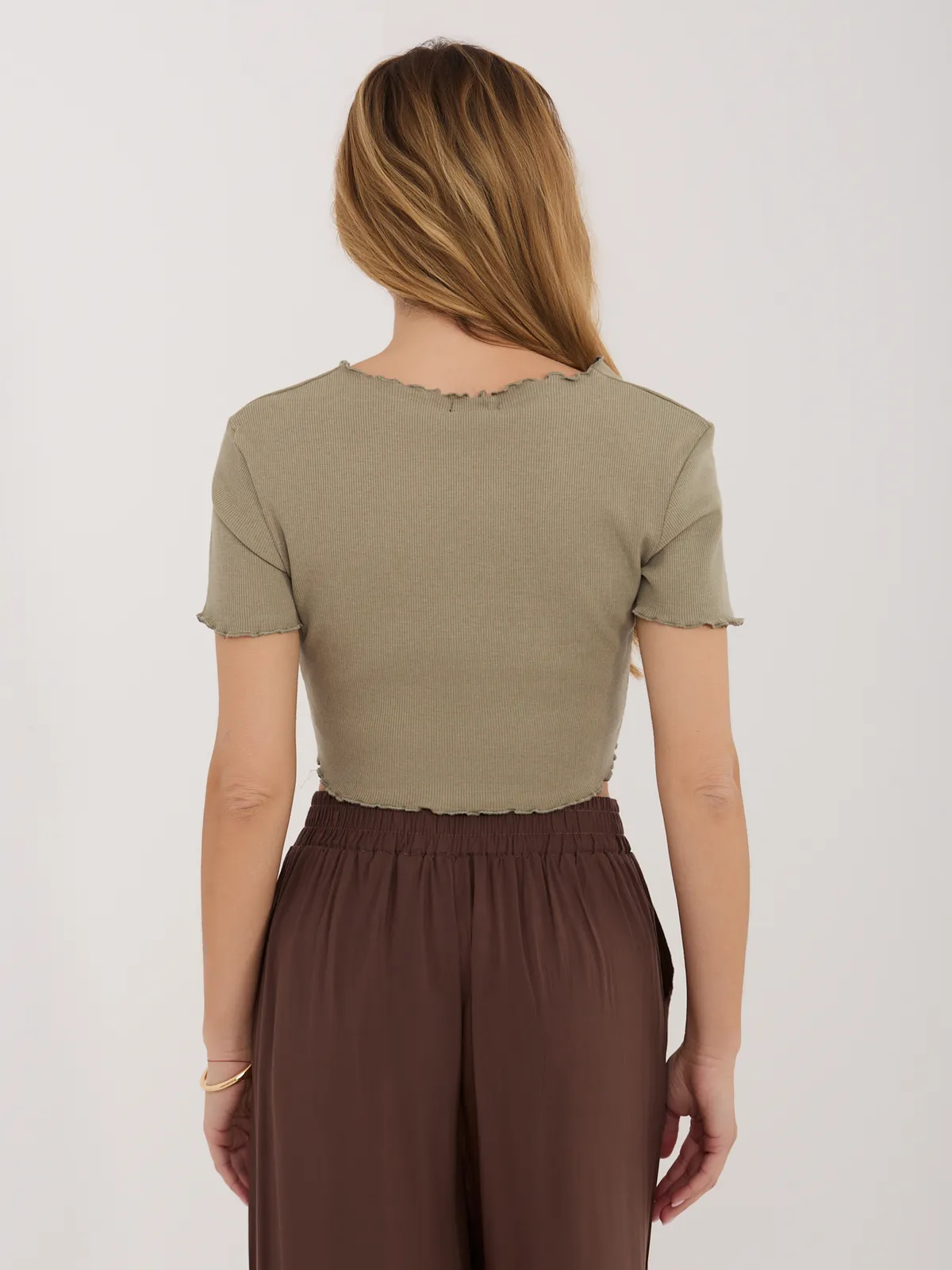 Krótki crop top z wykończeniem typu lettuce edge - zdjęcie 3