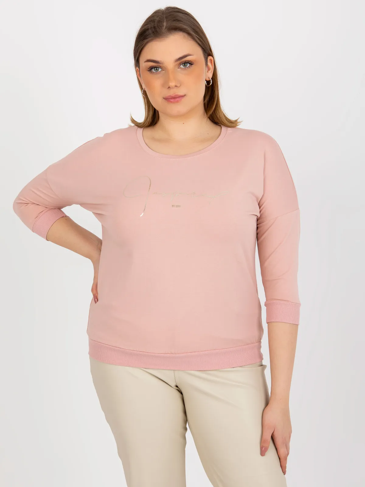 Jasnoróżowa bluzka plus size z nadrukiem i rękawem 3/4 - zdjęcie 3