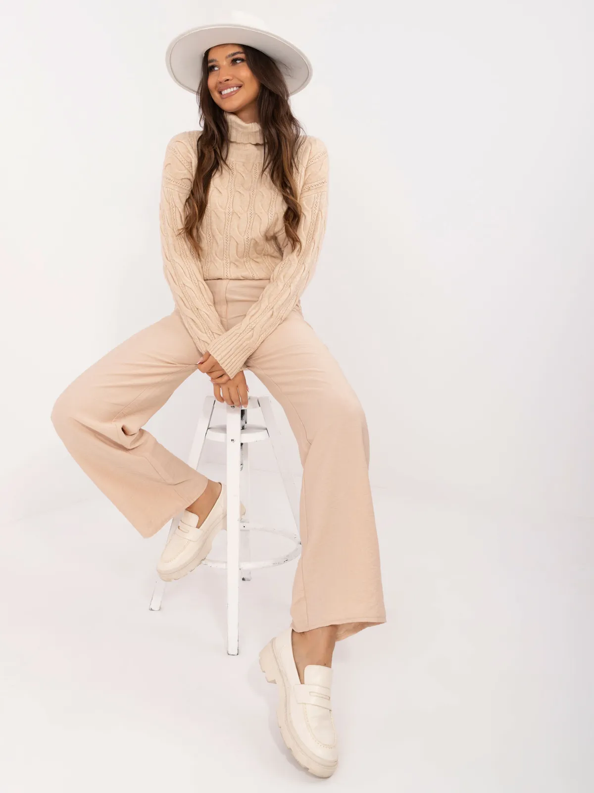 Eleganckie spodnie z szerokimi nogawkami typu palazzo - zdjęcie 1