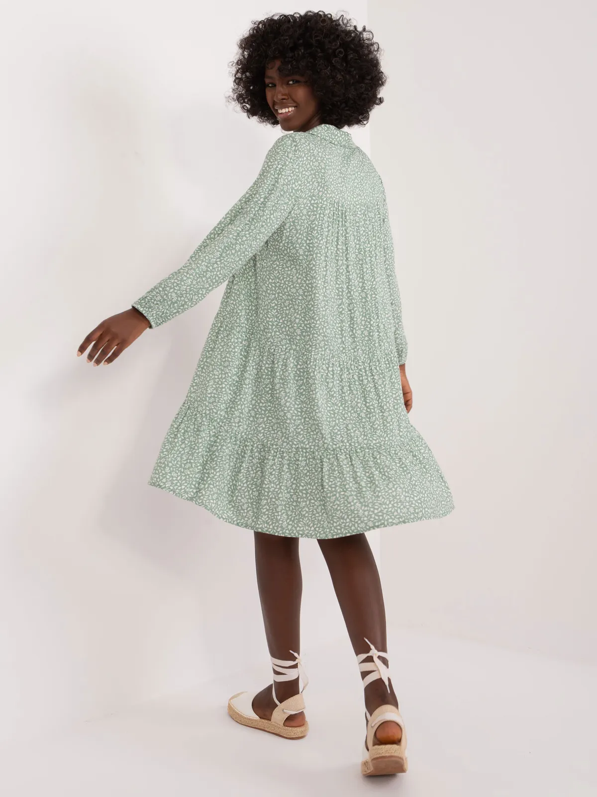 Sukienka o kroju oversize z falbanami - zdjęcie 1