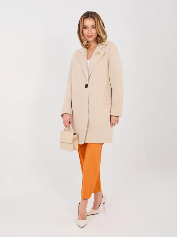 Klasyczny płaszcz o kroju jednorzędowym z broszką