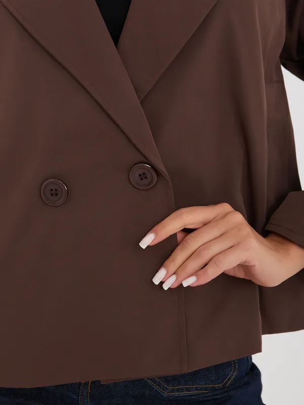 Krótka dwurzędowa marynarka o kroju pudełkowym