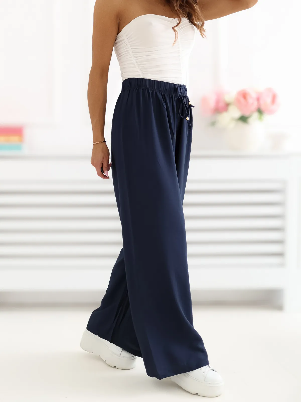 Luźne spodnie z wysokim stanem i wiązaniem - zdjęcie 1