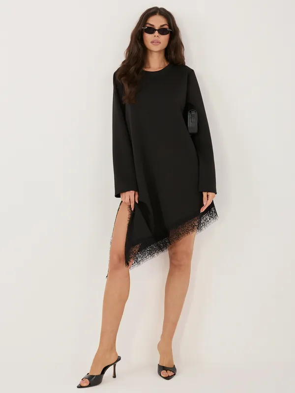 Zwiewna sukienka z asymetrycznym wykończeniem z koronki - widok 2