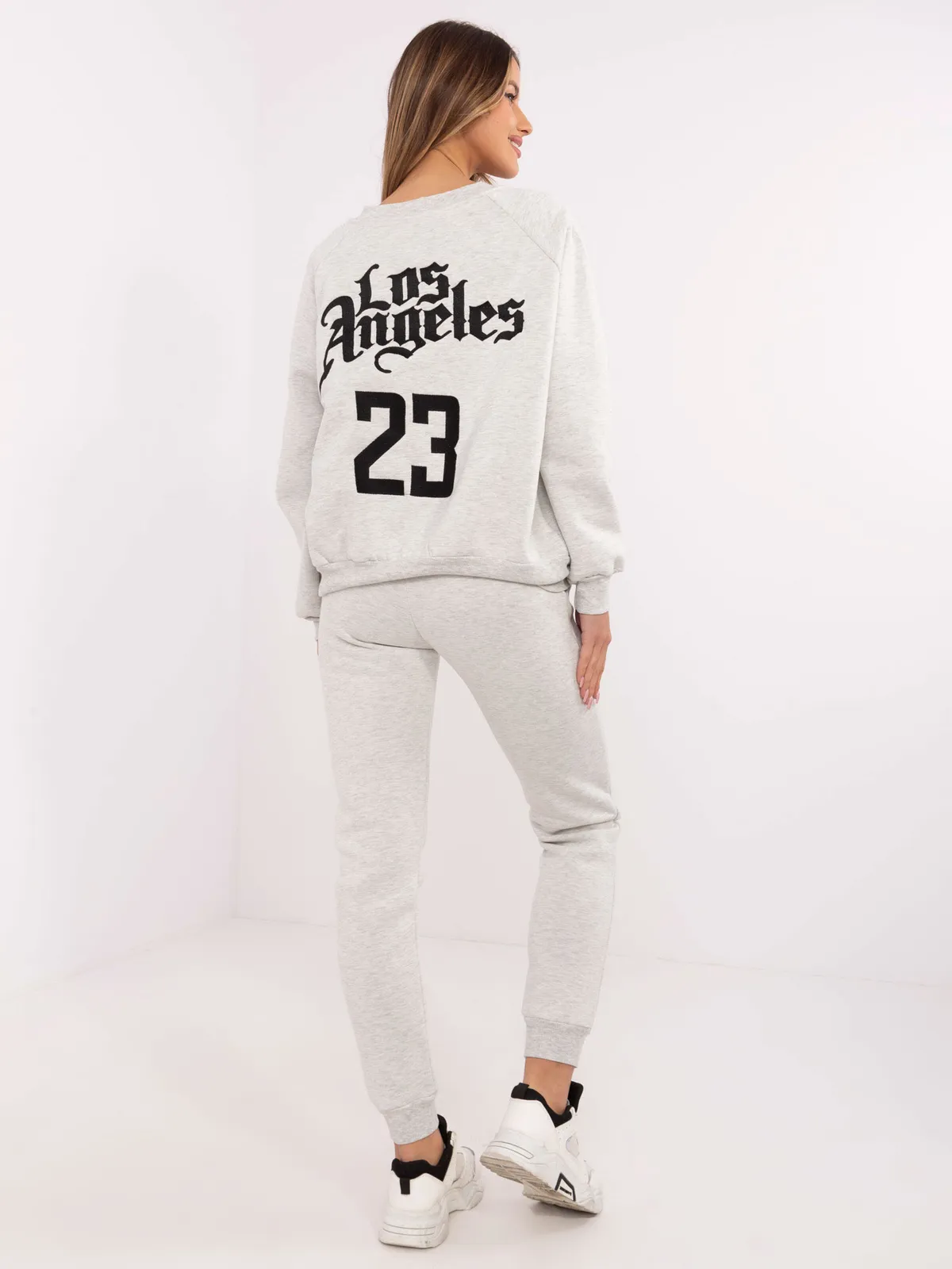 Sportowy komplet dresowy z nadrukiem i joggerami - zdjęcie 1