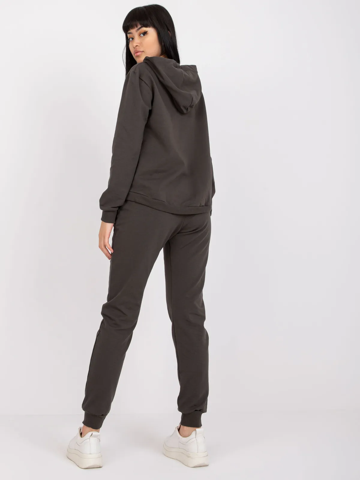 Wygodny dwuczęściowy komplet dresowy z kapturem - zdjęcie 1