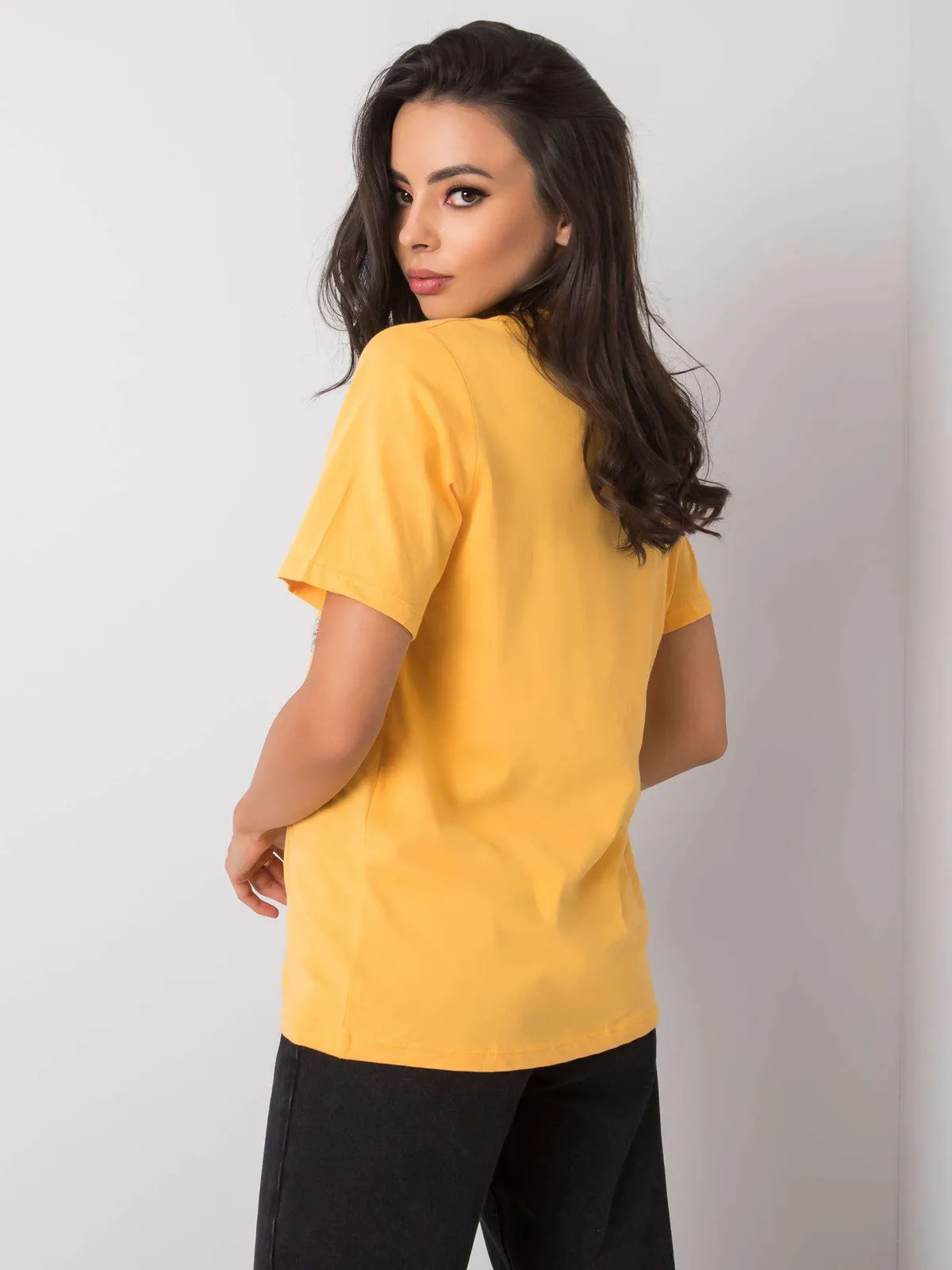 Jasnopomarańczowy t-shirt damski z napisem - zdjęcie 3