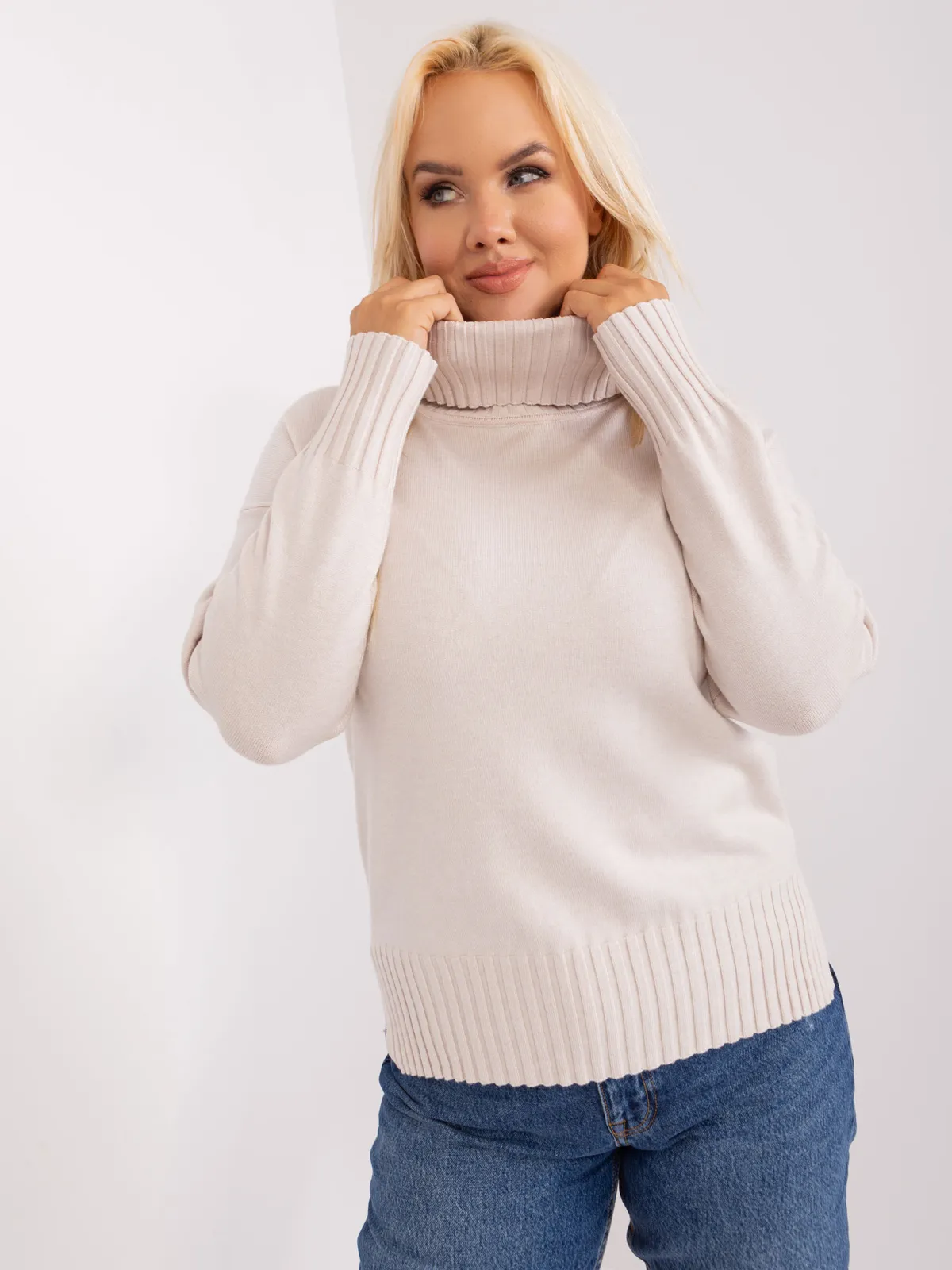 Jasnobeżowy damski sweter plus size z rozcięciami - zdjęcie 5