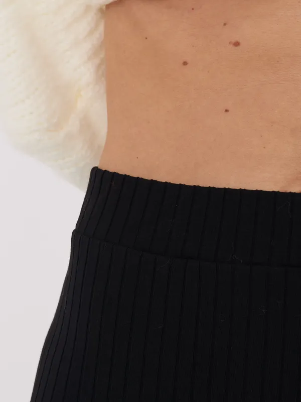 Dopasowana spódnica midi w prążek z rozcięciem