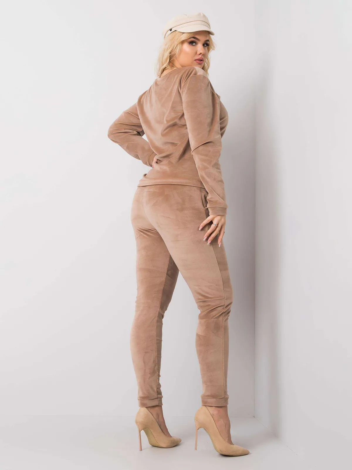 Camelowy komplet welurowy plus size - zdjęcie 3
