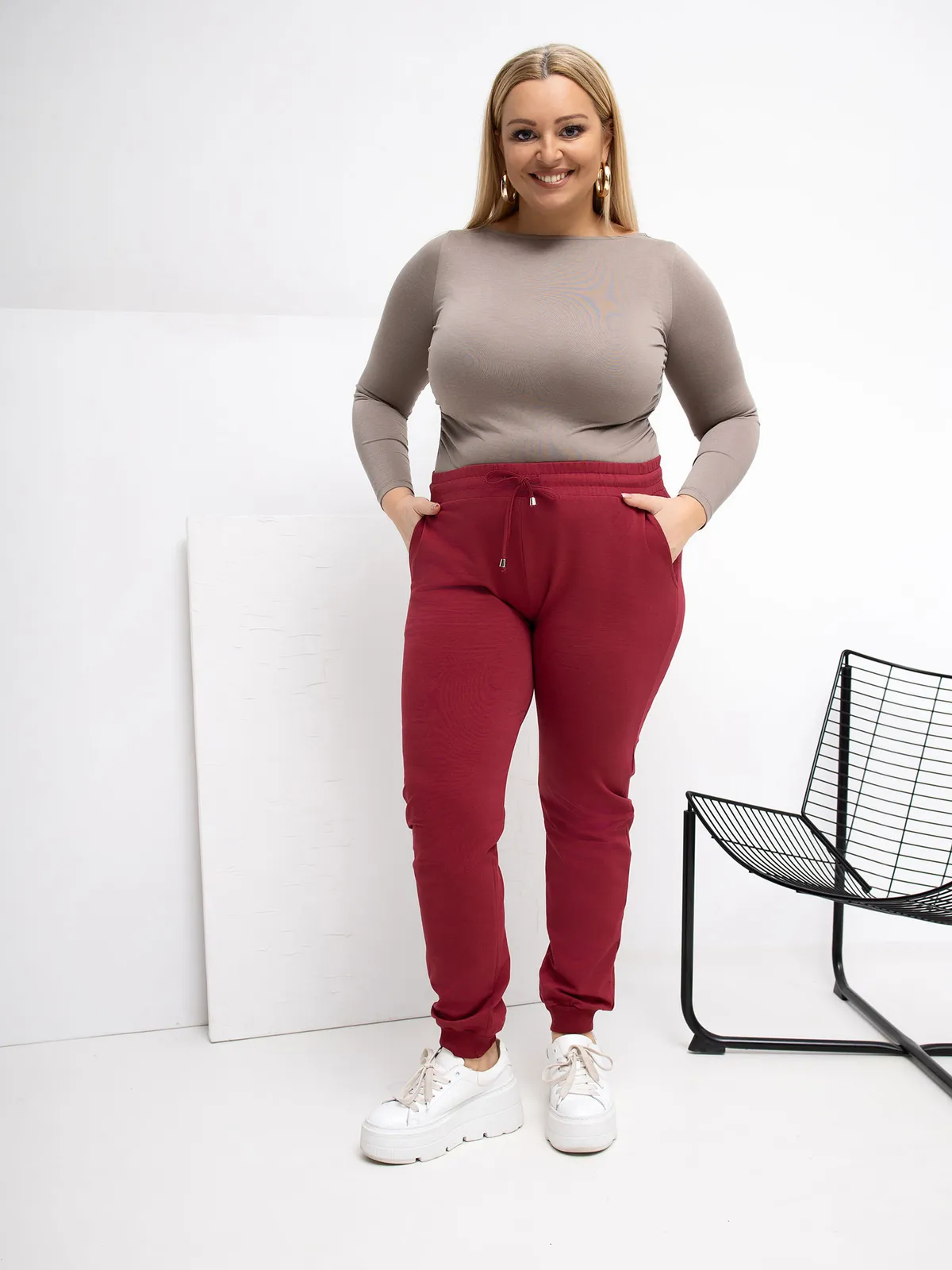 Czarne damskie spodnie dresowe plus size - zdjęcie 2