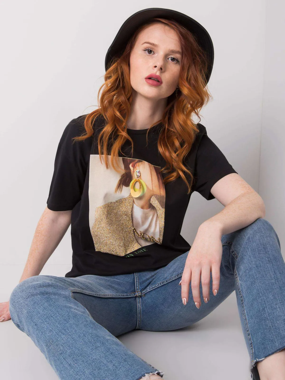 Czarny t-shirt damski z nadrukiem i aplikacją - zdjęcie 5