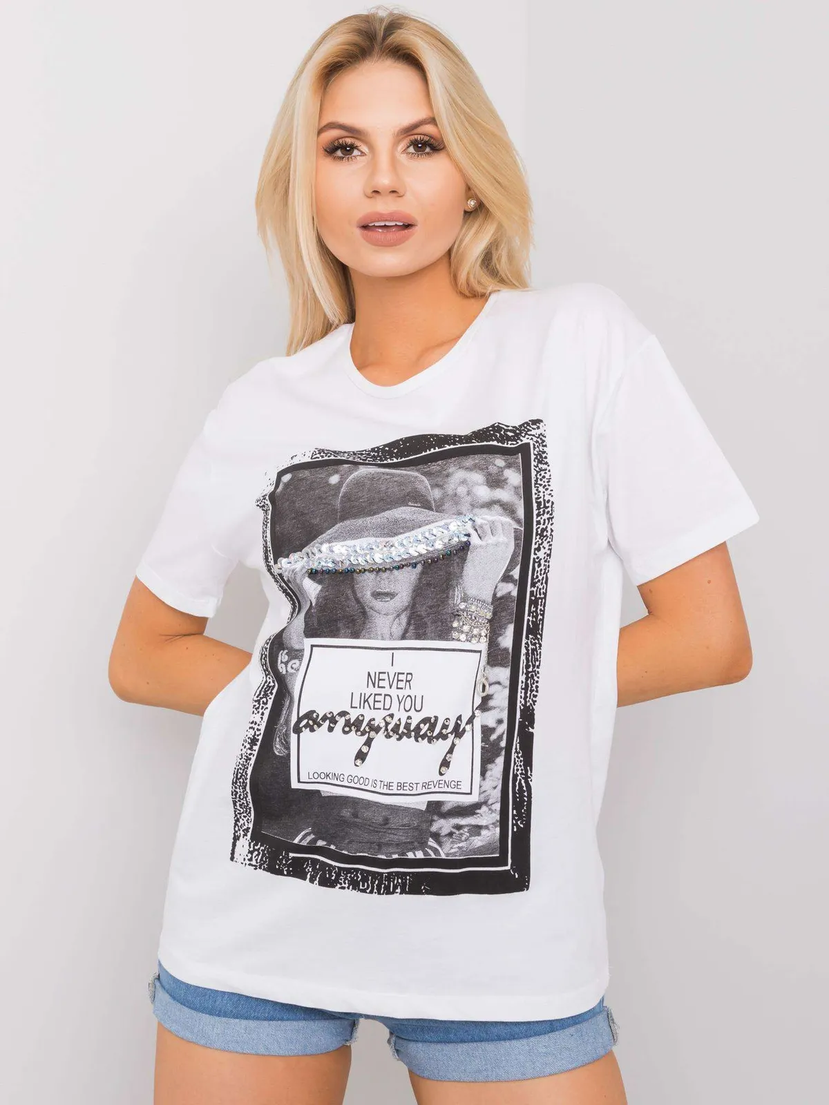 Czarny t-shirt z nadrukiem i aplikacją - zdjęcie 4
