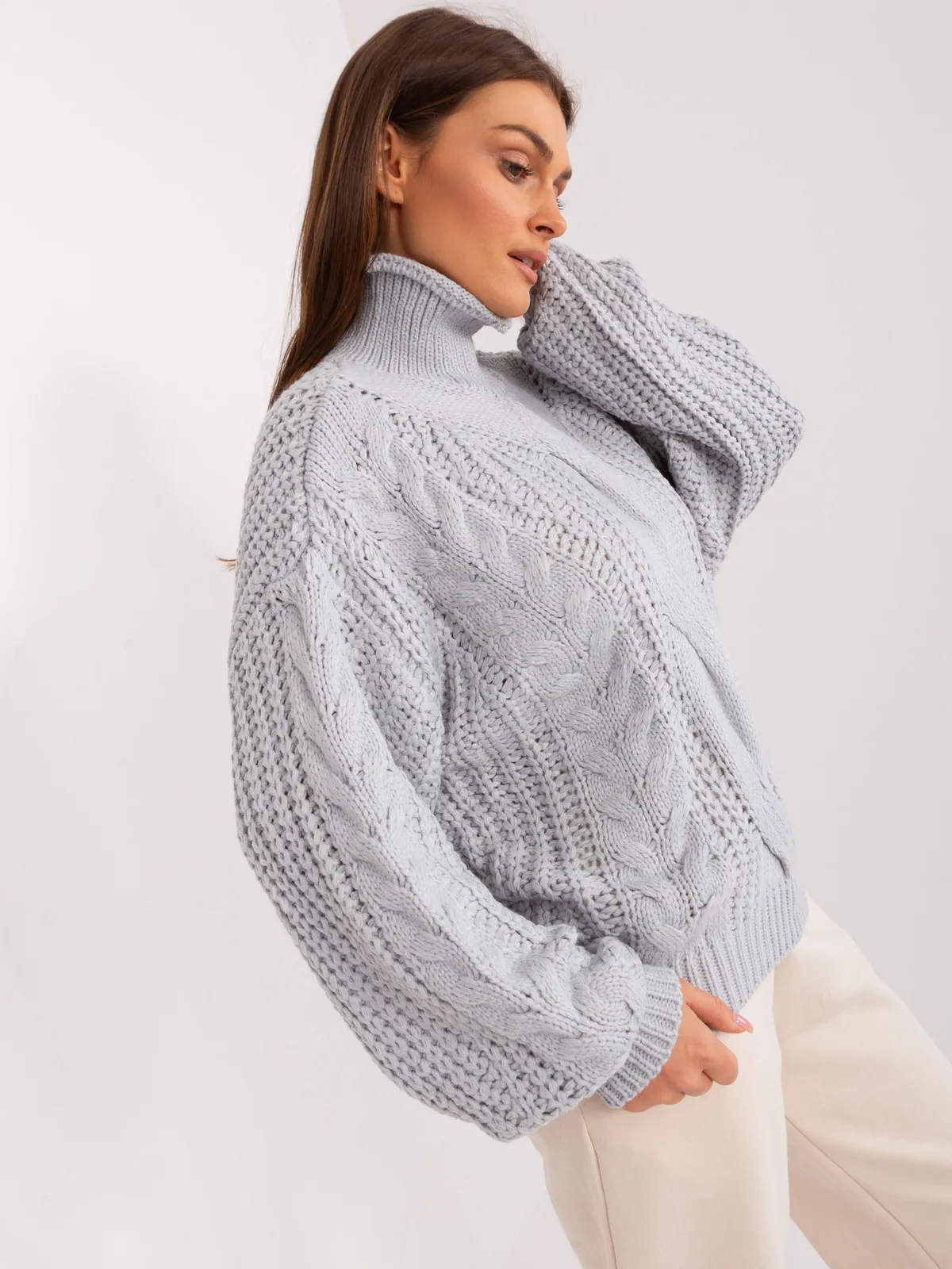 Ecru damski sweter oversize z warkoczami - zdjęcie 1
