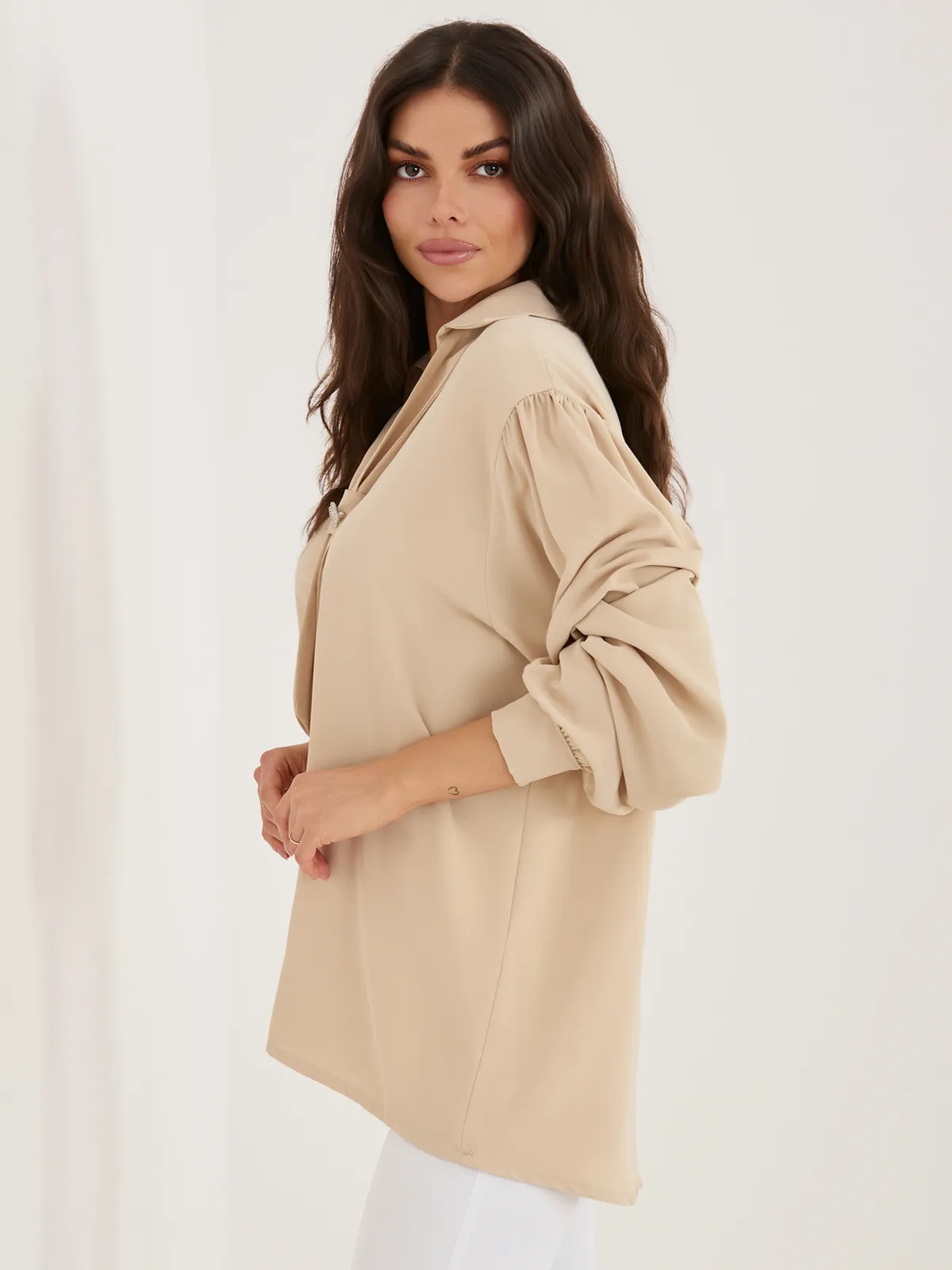 Elegancka koszula z ozdobną broszką i wiązaniem - zdjęcie 1