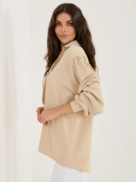 Elegancka koszula z ozdobną broszką i wiązaniem