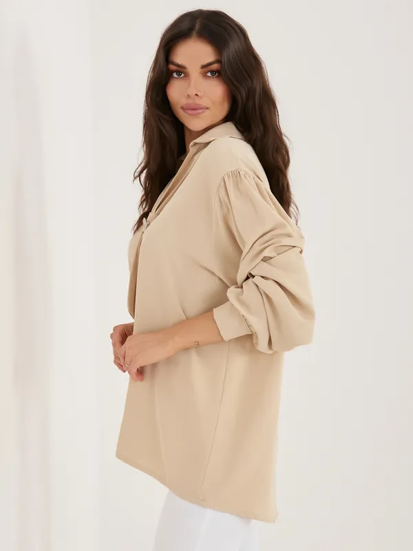 Elegancka koszula z ozdobną broszką i wiązaniem