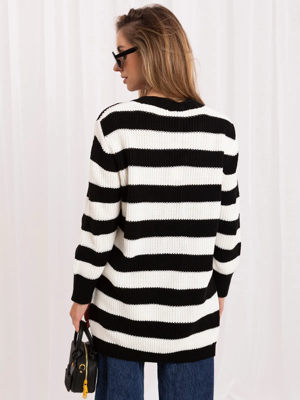 Biało-czarny dłuższy sweter oversize z wełną RUE PARIS - zdjęcie 2