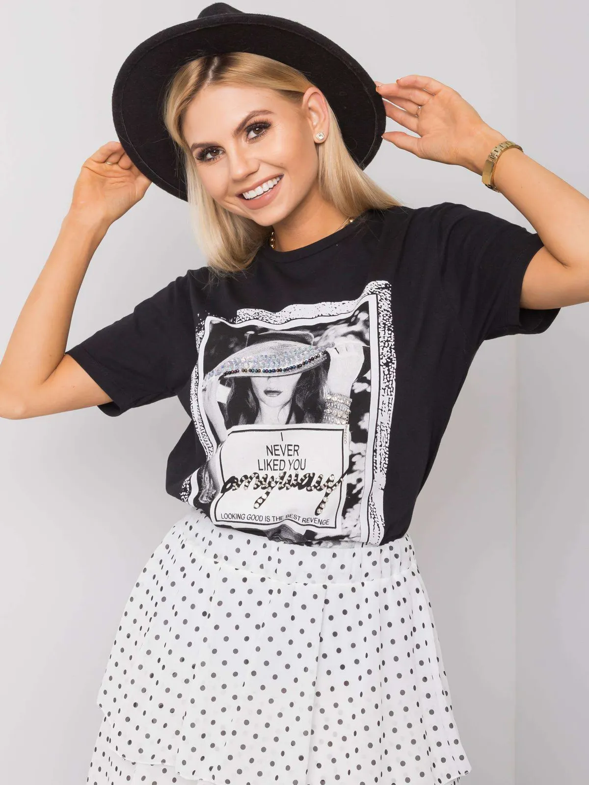 Czarny t-shirt z nadrukiem i aplikacją - zdjęcie 3