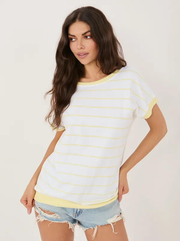 Pasiasta bluzka z ozdobną kokardą na plecach