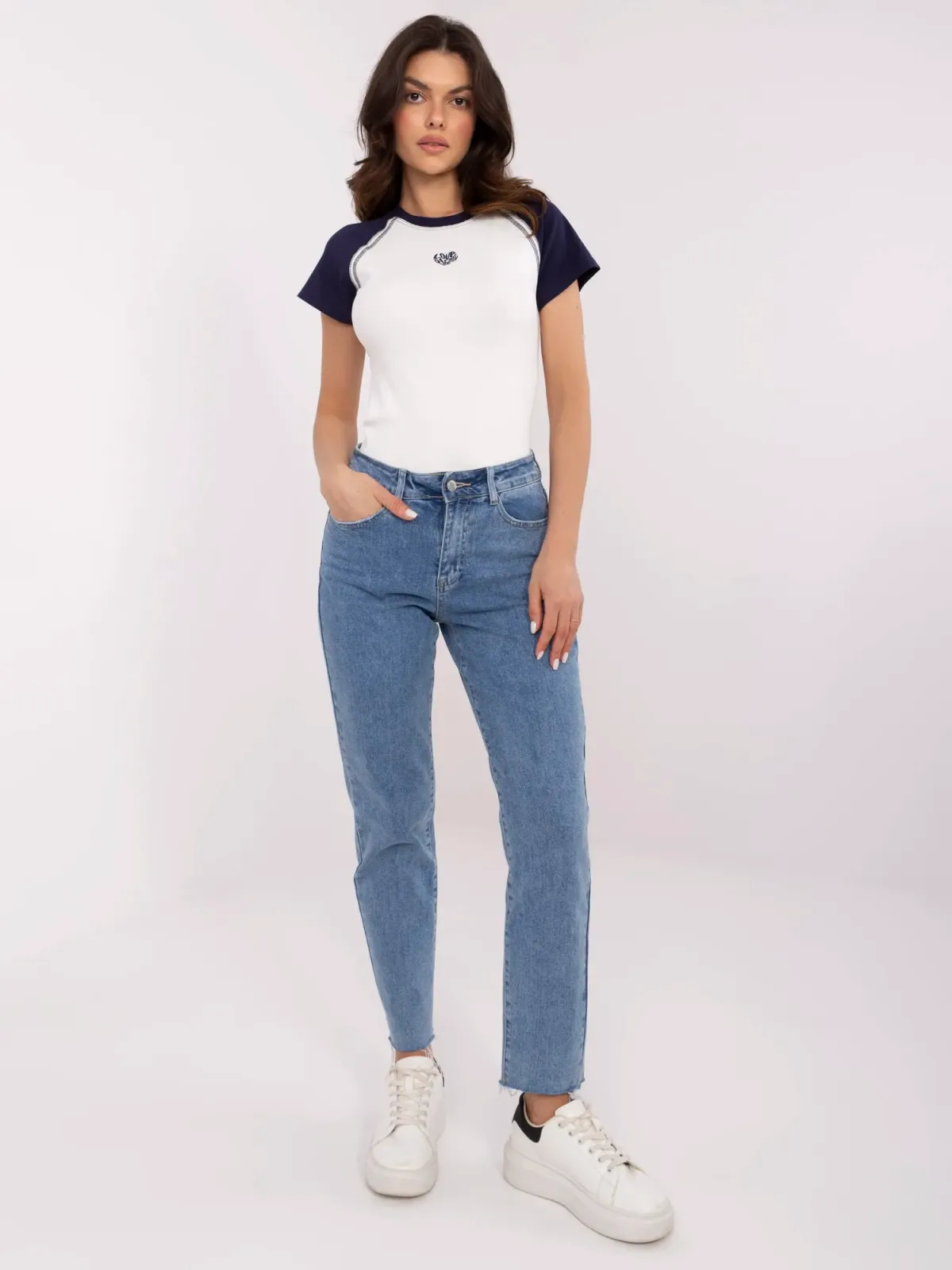 Klasyczne spodnie z prostymi nogawkami i surowym wykończeniem - zdjęcie 1