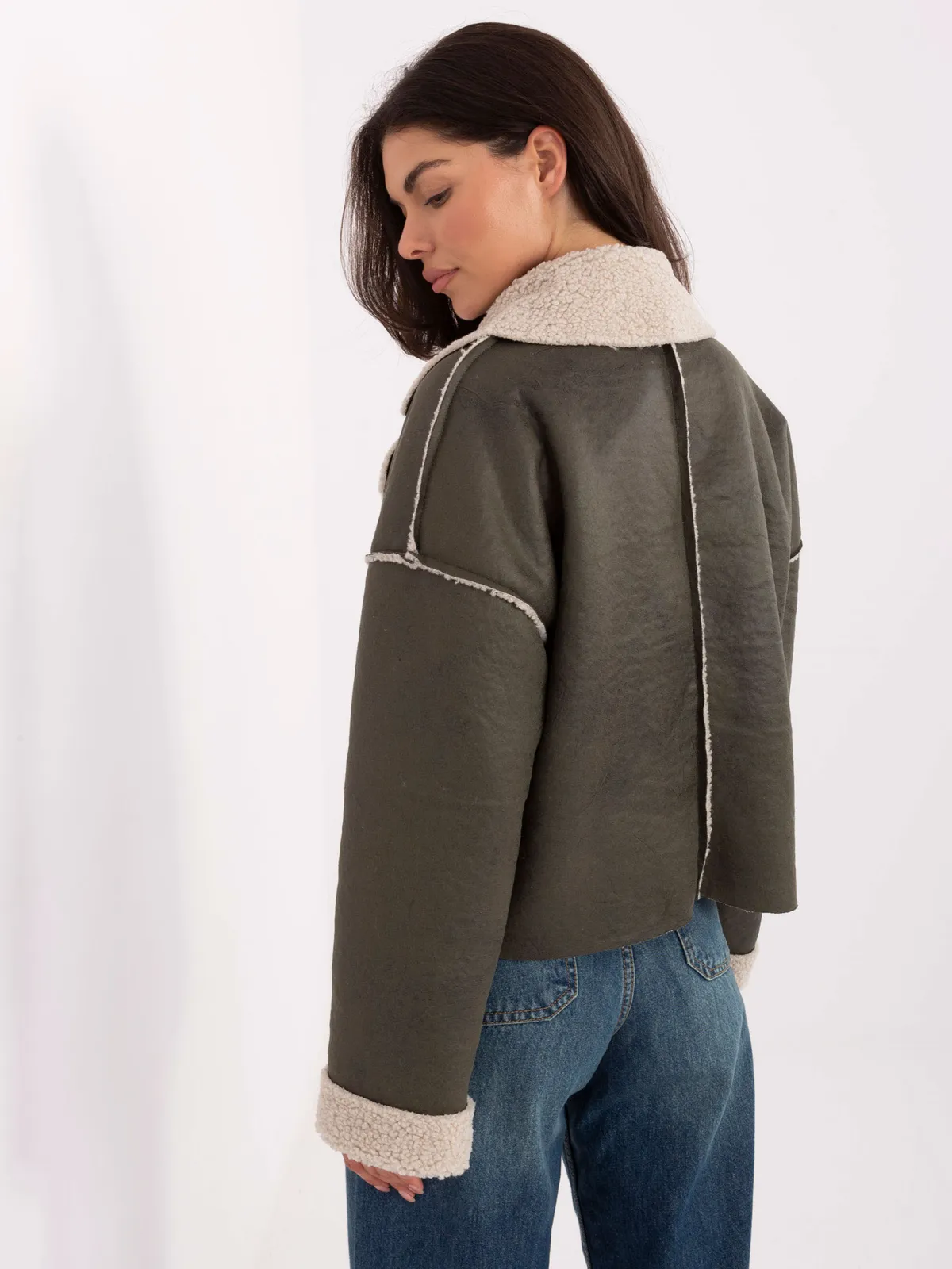 Krótka kurtka typu kożuch o kroju oversize - zdjęcie 1