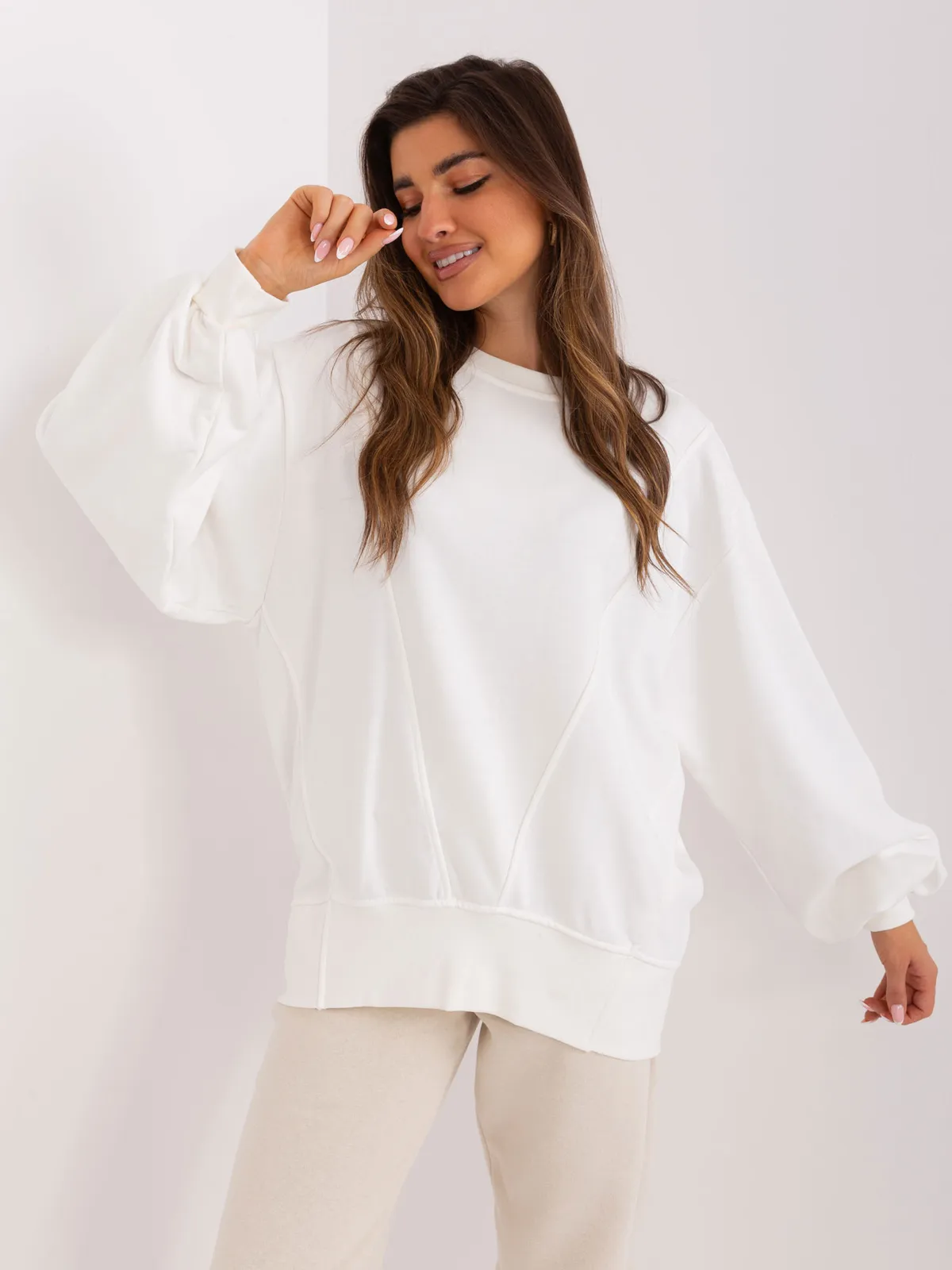 Beżowa bluza bez kaptura o kroju oversize - zdjęcie 1