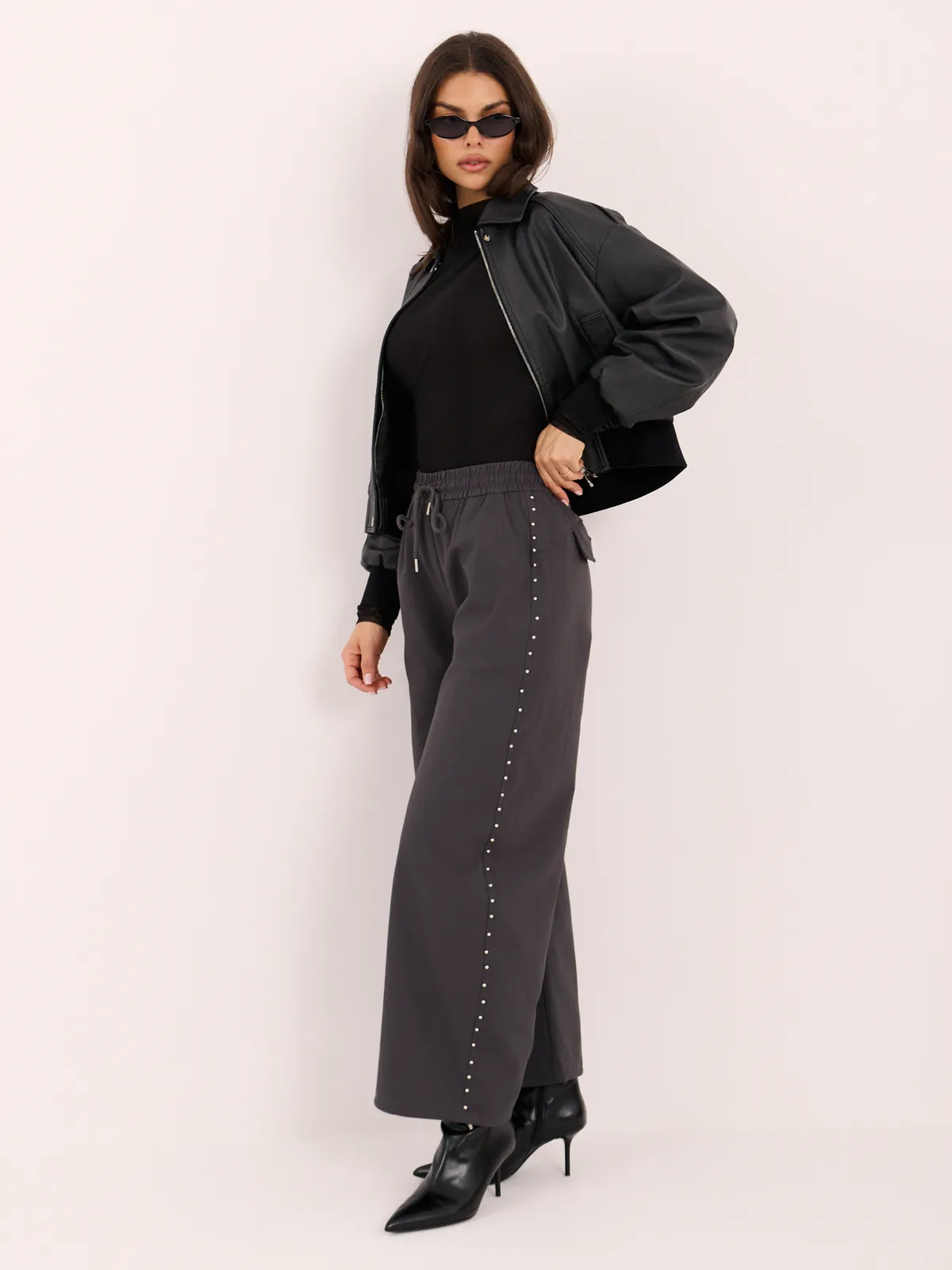 Szerokie spodnie z ozdobnymi ćwiekami typu wide leg - zdjęcie 4