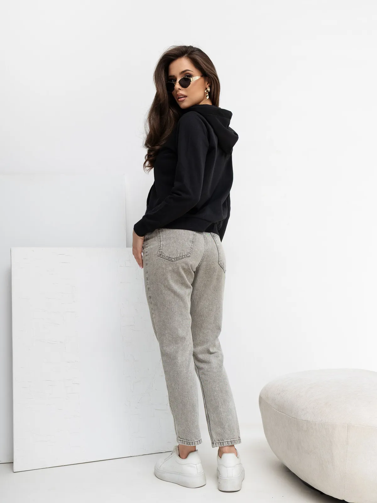 Biała rozpinana bluza basic z kieszeniami - zdjęcie 5