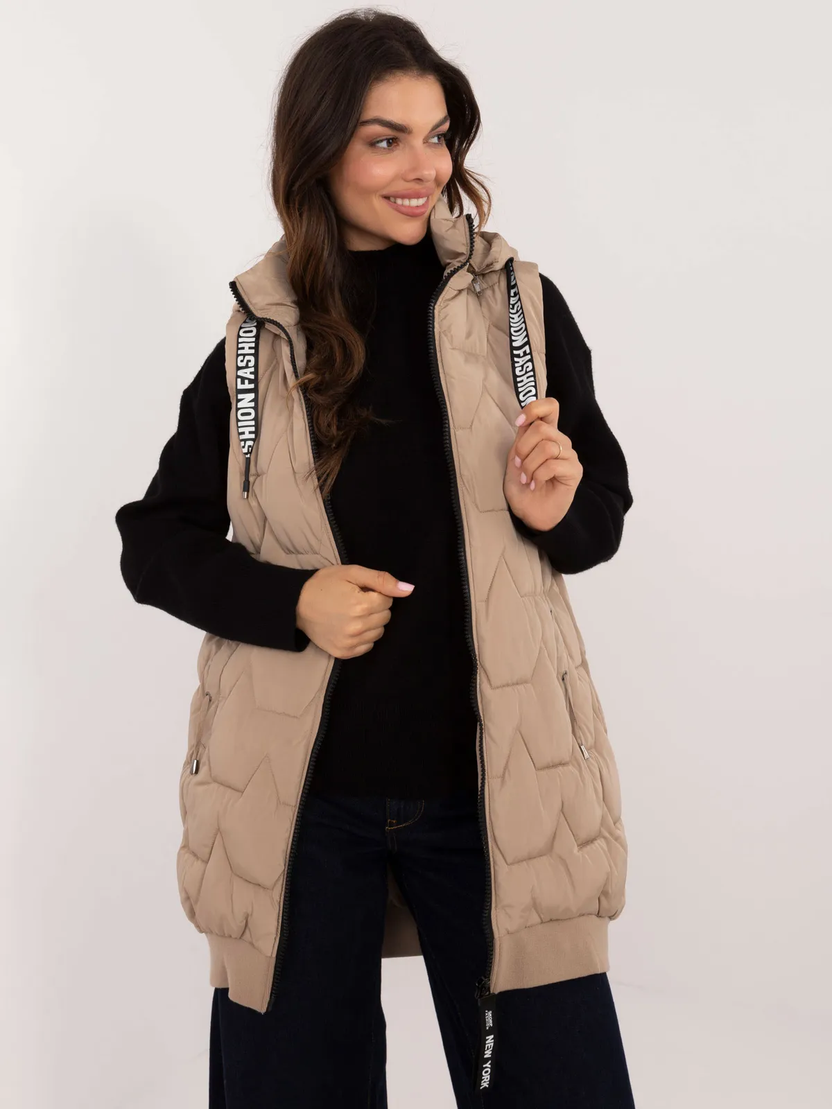 Pikowana kamizelka z kapturem i logowanymi troczkami - zdjęcie 1