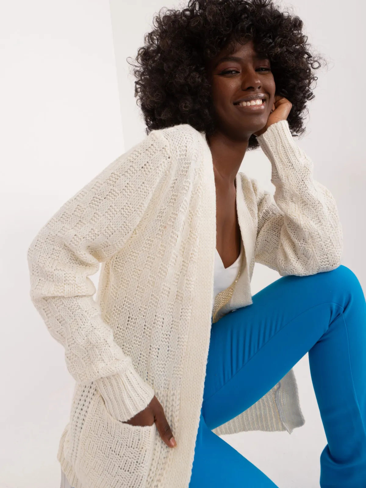 Długi kardigan o grubym splocie z kieszeniami - zdjęcie 1