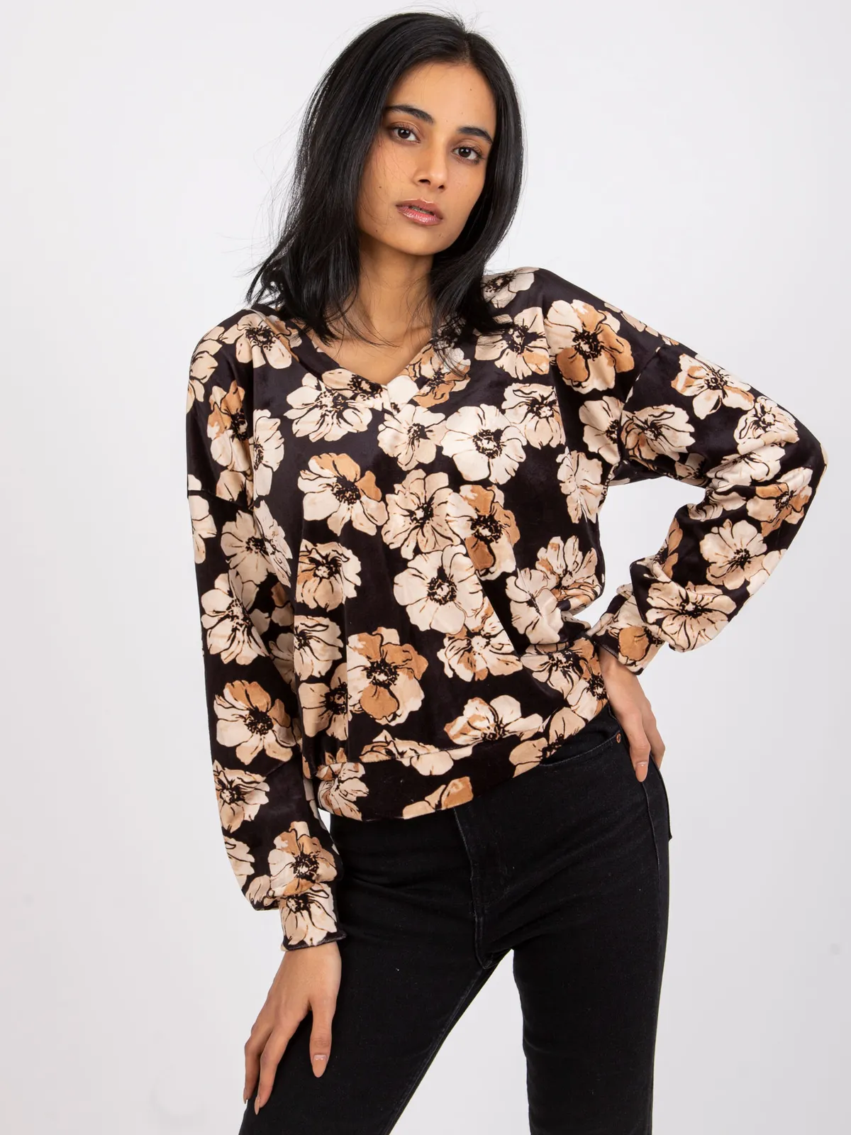 Bluzka z głębokim dekoltem i ozdobnym łańcuchem - zdjęcie 1