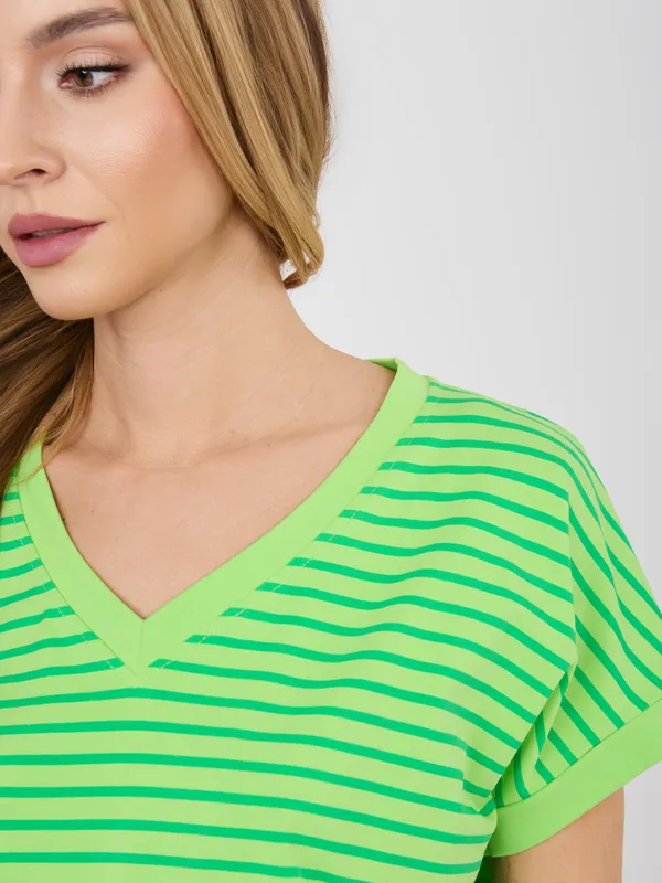 Casualowy T-shirt w paski z dekoltem V