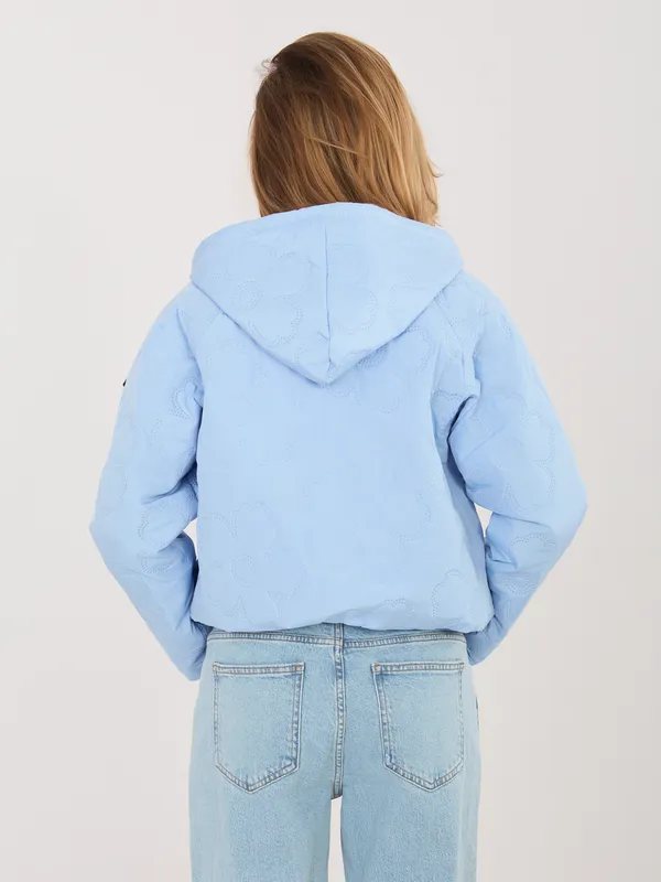 Krótka kurtka z kapturem w tłoczone kwiaty - widok 2