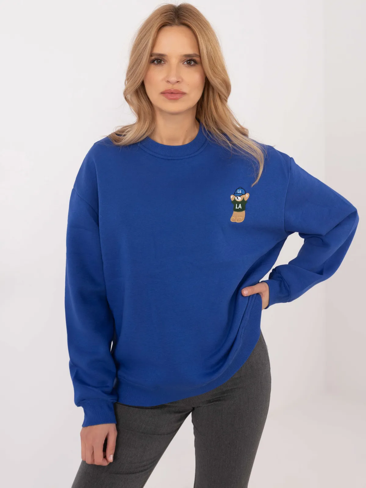 Bluza oversize z haftowaną aplikacją misia - zdjęcie 1