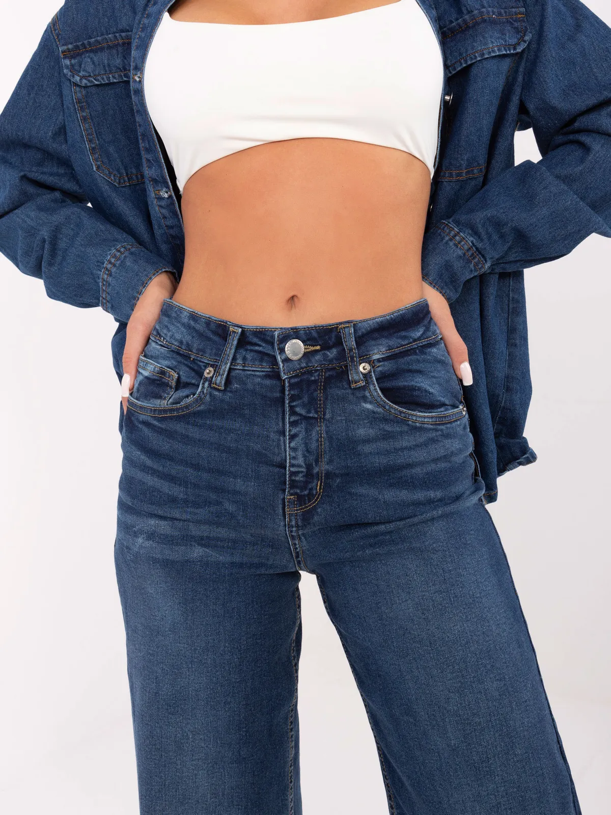 Spodnie jeansowe o kroju wide leg - zdjęcie 4