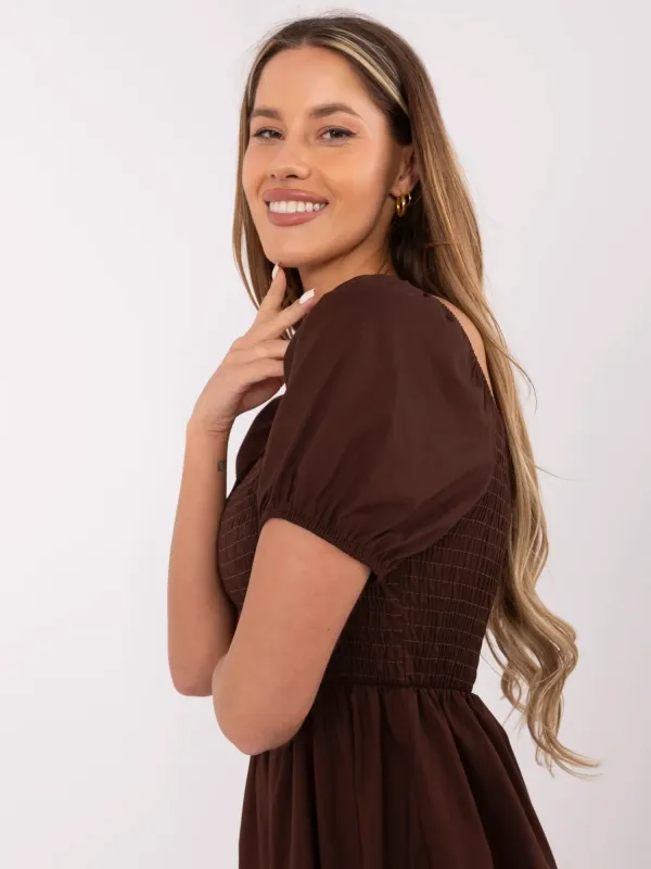 Rozkloszowana sukienka hiszpanka z marszczonym gorsetem