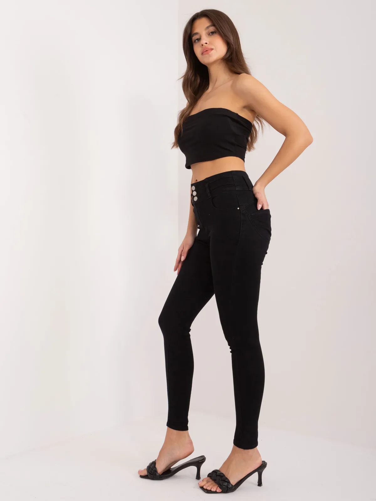 Czarne jeansowe rurki high waist - zdjęcie 4