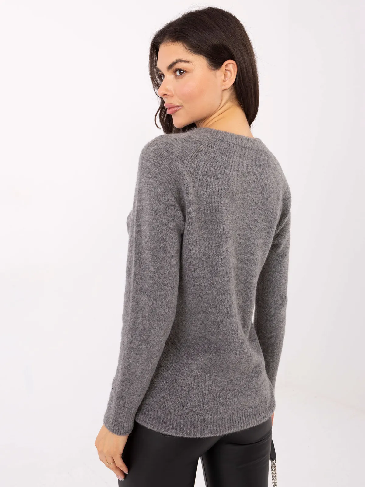 Klasyczny sweter o prostym kroju z okrągłym dekoltem - zdjęcie 1