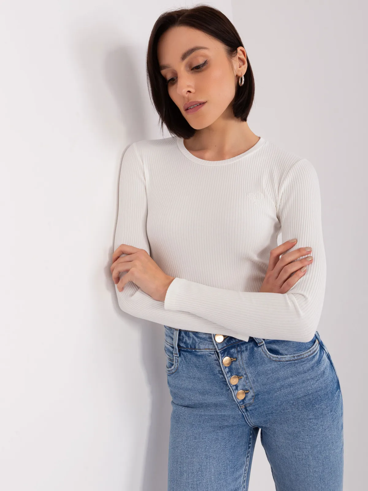 Ecru bluzka basic z bawełny BASIC FEEL GOOD - zdjęcie 3