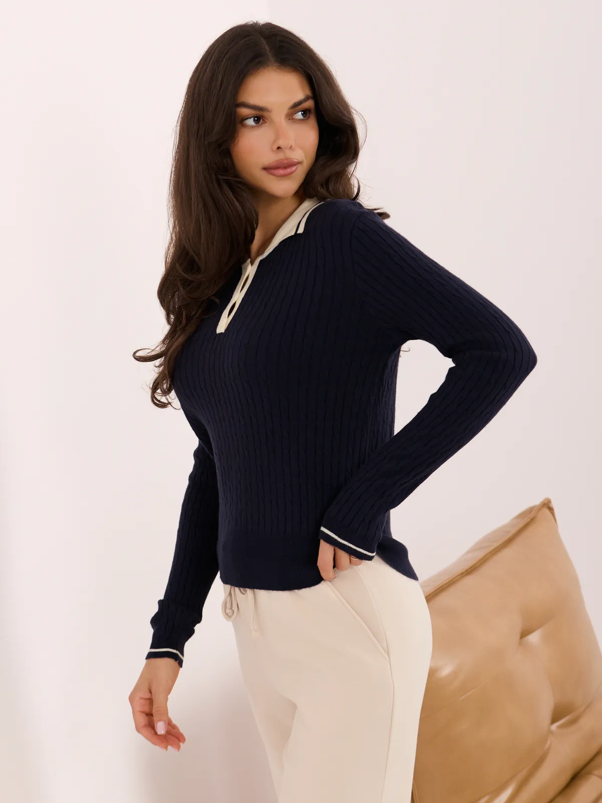 Dopasowany sweter z kołnierzykiem w stylu polo - zdjęcie 3
