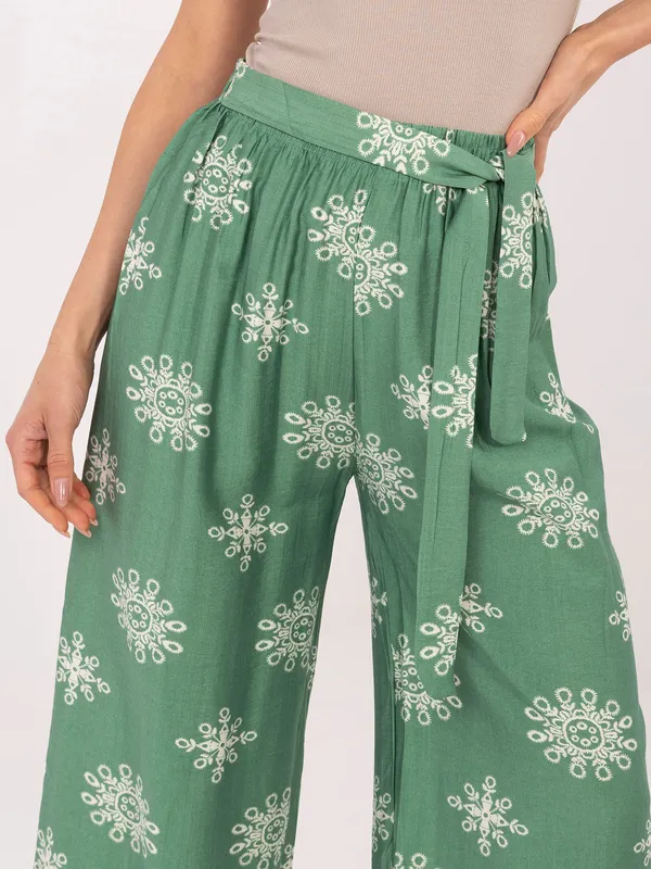 Szerokie spodnie palazzo z wiązanym paskiem - widok 2