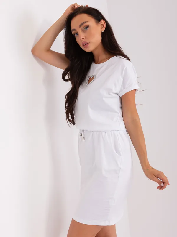 Biała damska sukienka dresowa ze ściągaczem - widok 2