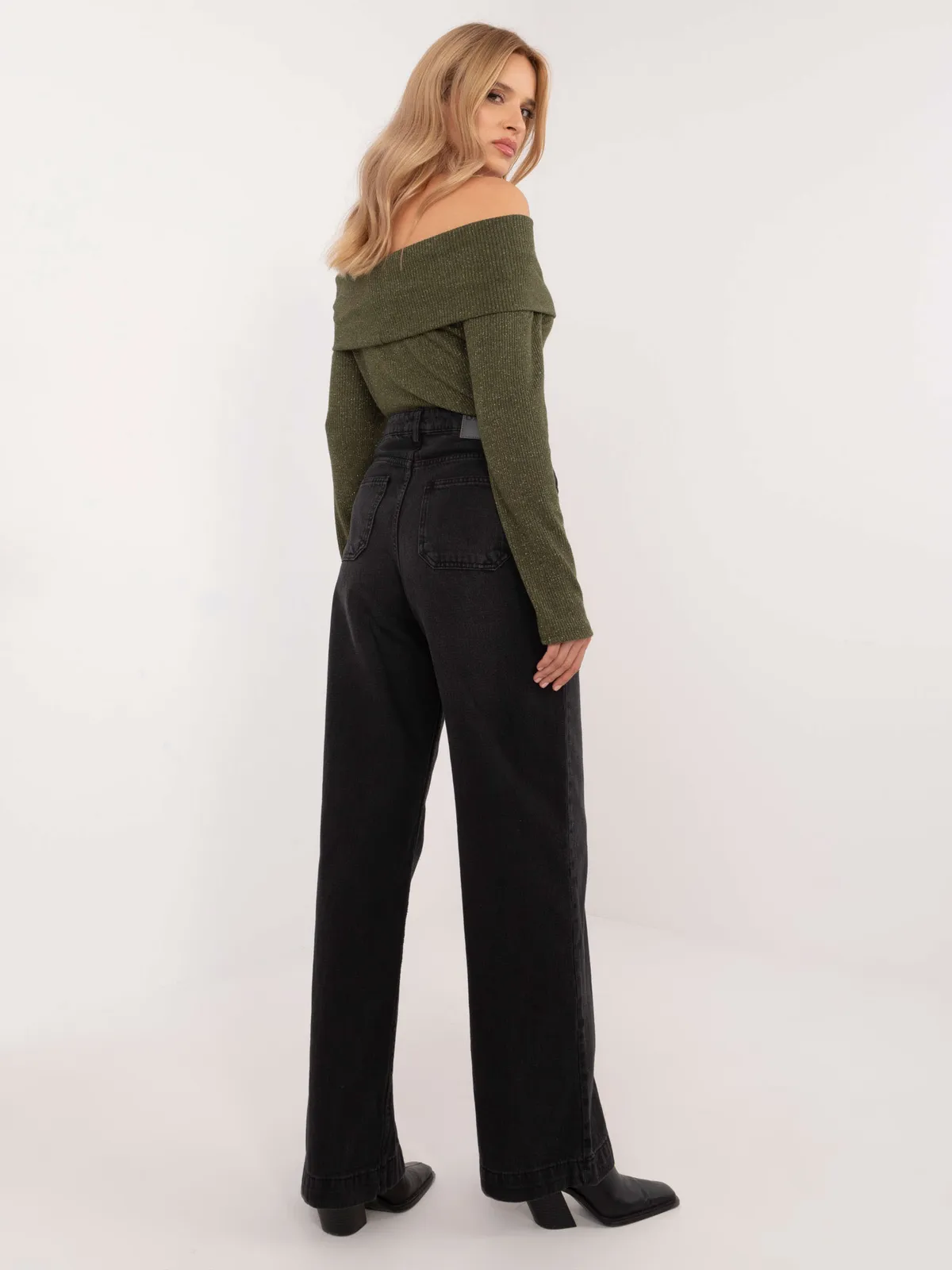 Jeansy o kroju wide leg z kieszeniami - zdjęcie 1