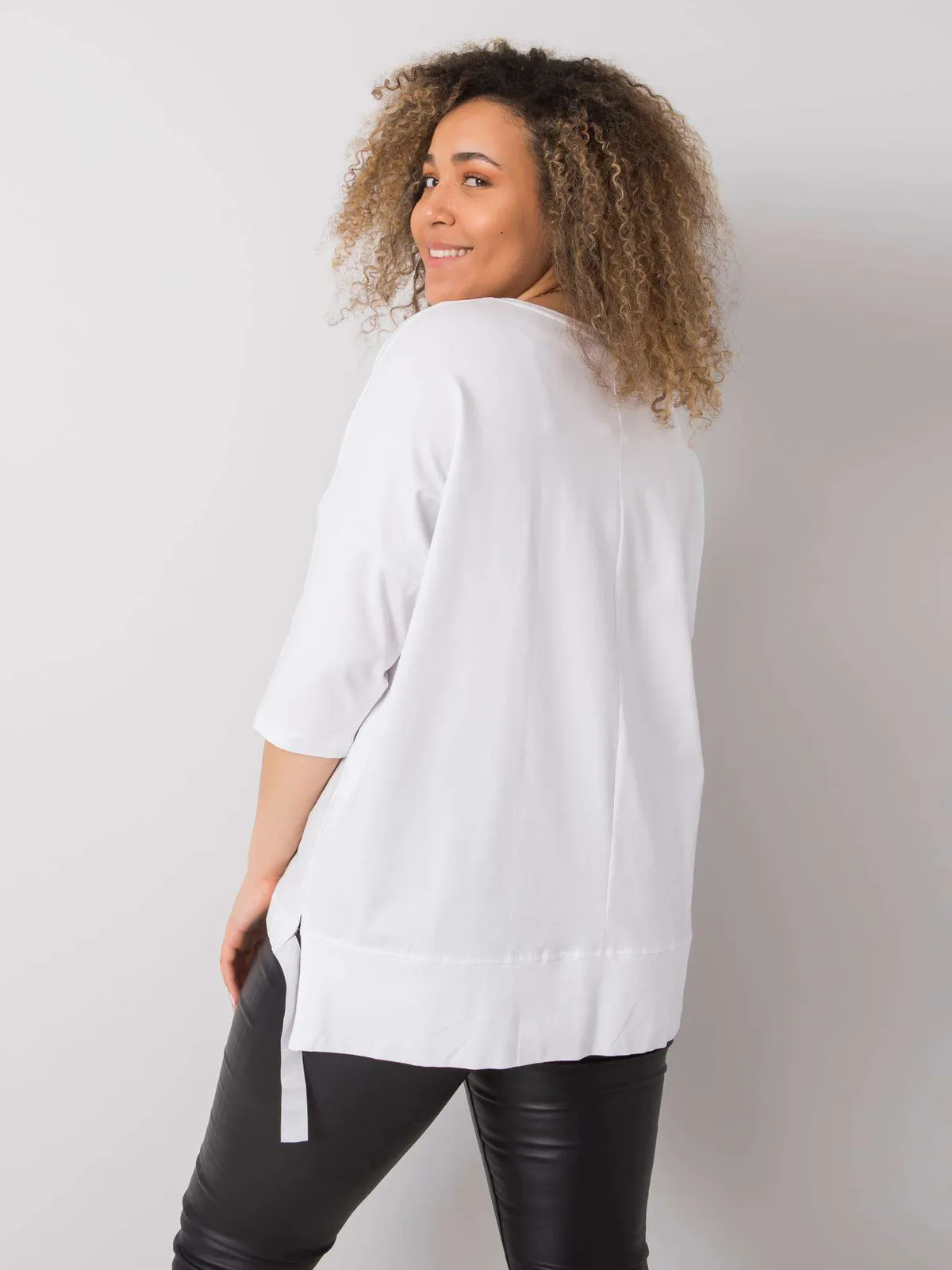 Damska bluzka plus size z aplikacją czarna - zdjęcie 2