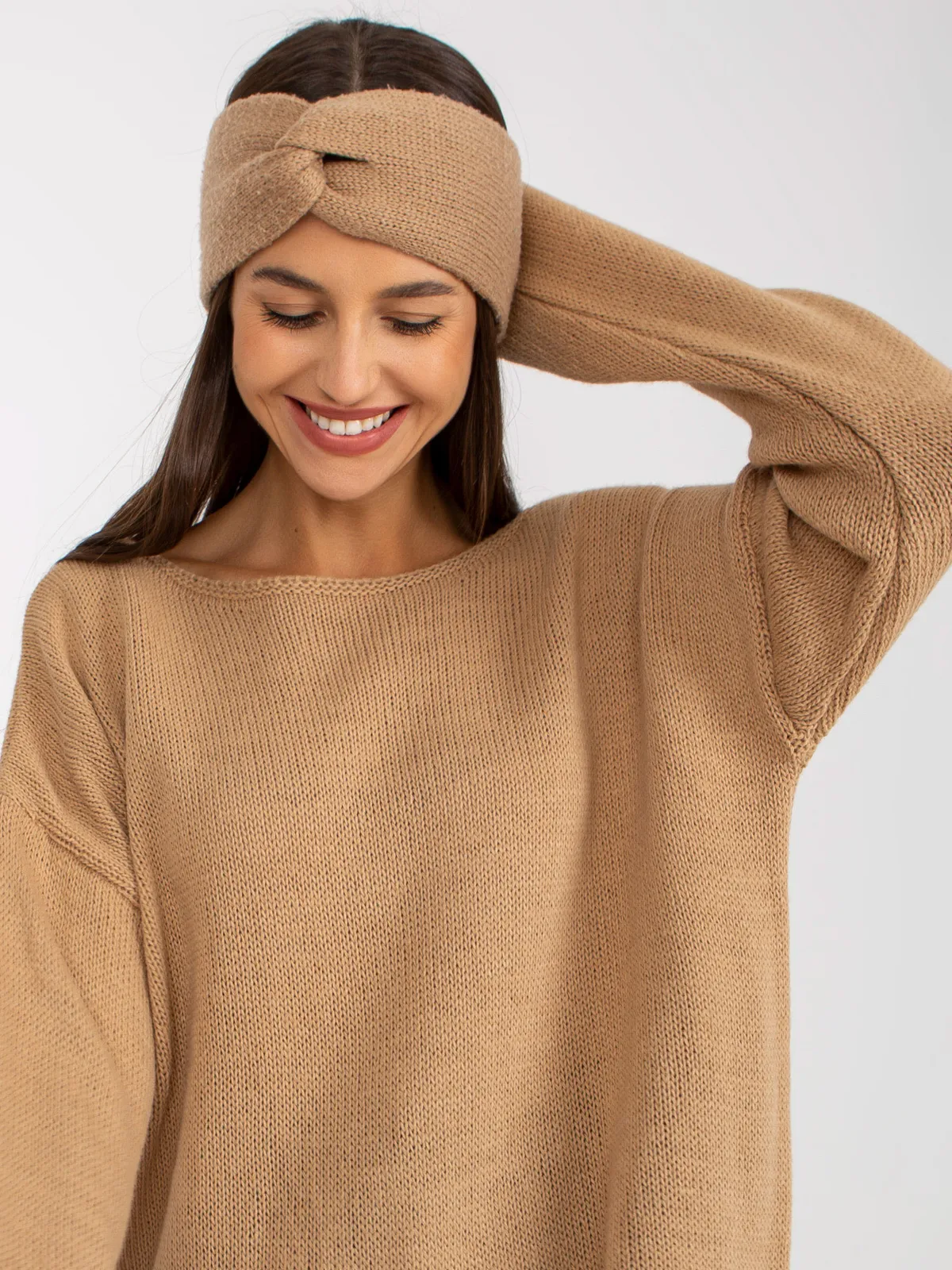 Camelowy sweter oversize z dłuższym tyłem OCH BELLA - zdjęcie 2